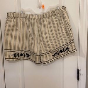 American eagle cream and black shorts